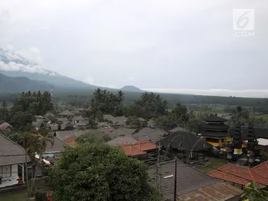 Suasana pemukiman rumah warga kaki Gunung Agung di kawasan Karangasem, Bali, Jumat (1/12). Meski beberapa kali telah diguyur hujan, namun abu vulkanik masih tampak di sejumlah desa di kaki Gunung Agung. (Liputan6.com/Immanuel Antonius)