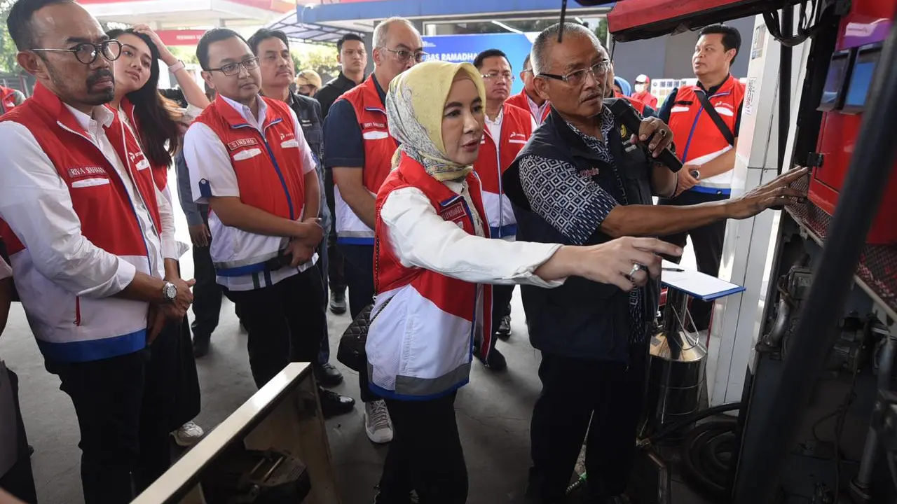 Direktur Utama PT Pertamina (Persero) Nicke Widyawati mengunjungi sejumlah sarana dan fasilitas Satuan Tugas Ramadan Idulfitri (Satgas RAFI) 2024 di wilayah Jawa Bagian Barat. (Dok Pertamina)