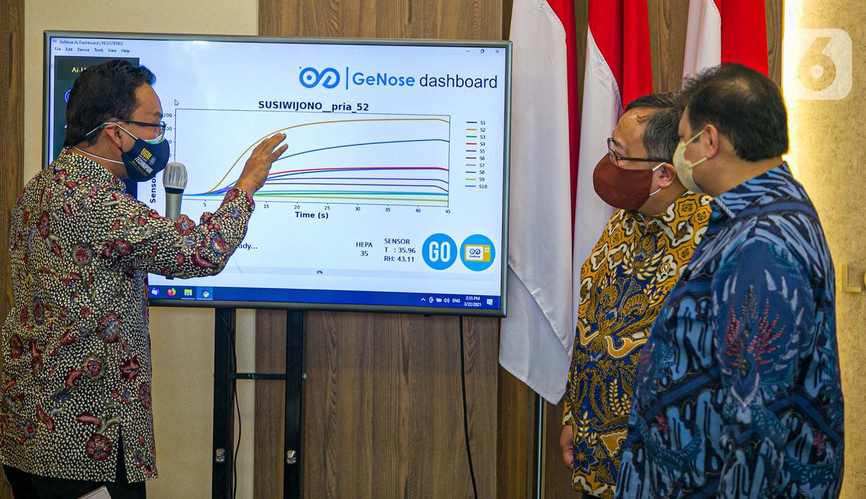 Menristek Bambang Brodjonegoro (tengah) dan Menko Bidang Perekonomian Airlangga Hartarto (kanan) saat memberikan GeNose C19 di Gedung Kemenko Perekonomian, Jakarta, Senin (22/3/2021). GeNose C19 diharapkan dapat semakin dikenal dan dimanfaatkan secara lebih masif. (Liputan6.com/Faizal Fanani)