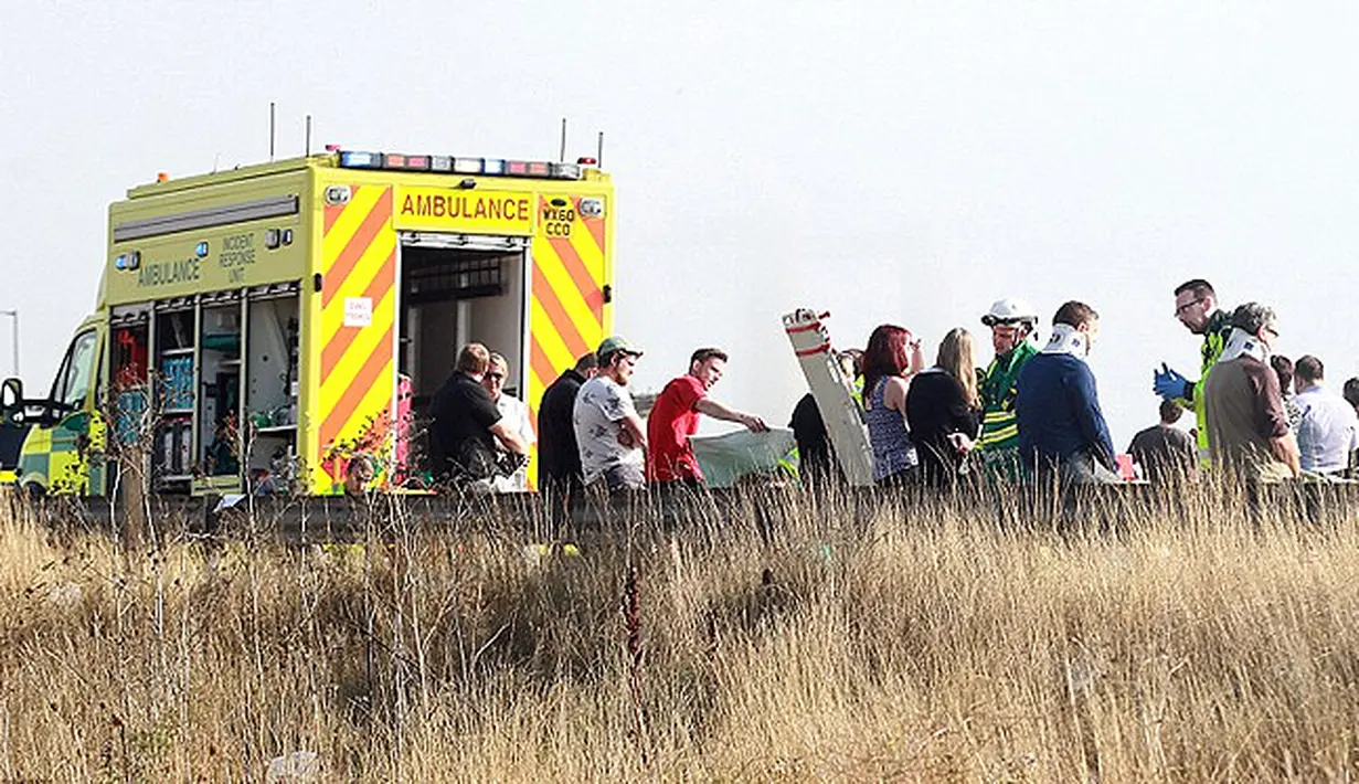 Tim paramedis mengevakuasi korban tabrakan beruntun akibat kabut di jalur penyebrangan antar pulau A249 Sheppey di Kent, Inggris. (Dailymail/PA/wwn)