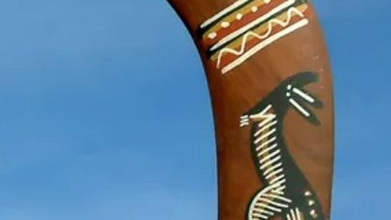 Sementara bumerang terbuat dari kayu yang tertua berasal dari Australia, usianya sekitar 10.000 tahun.