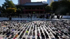 Sekitar 2.000 pasang sepatu yang melambangkan seluruh korban di Gaza, Tepi Barat, dan Israel ditempatkan sebelum unjuk rasa di Seoul, Korea Selatan, Jumat (17/11/2023). Sekitar 2.000 pasang sepatu disumbangkan oleh orang-orang yang berdiri dalam solidaritas dan ditempatkan oleh anggota kelompok sipil di pusat Kota Seoul. (AP Photo/Lee Jin-man)