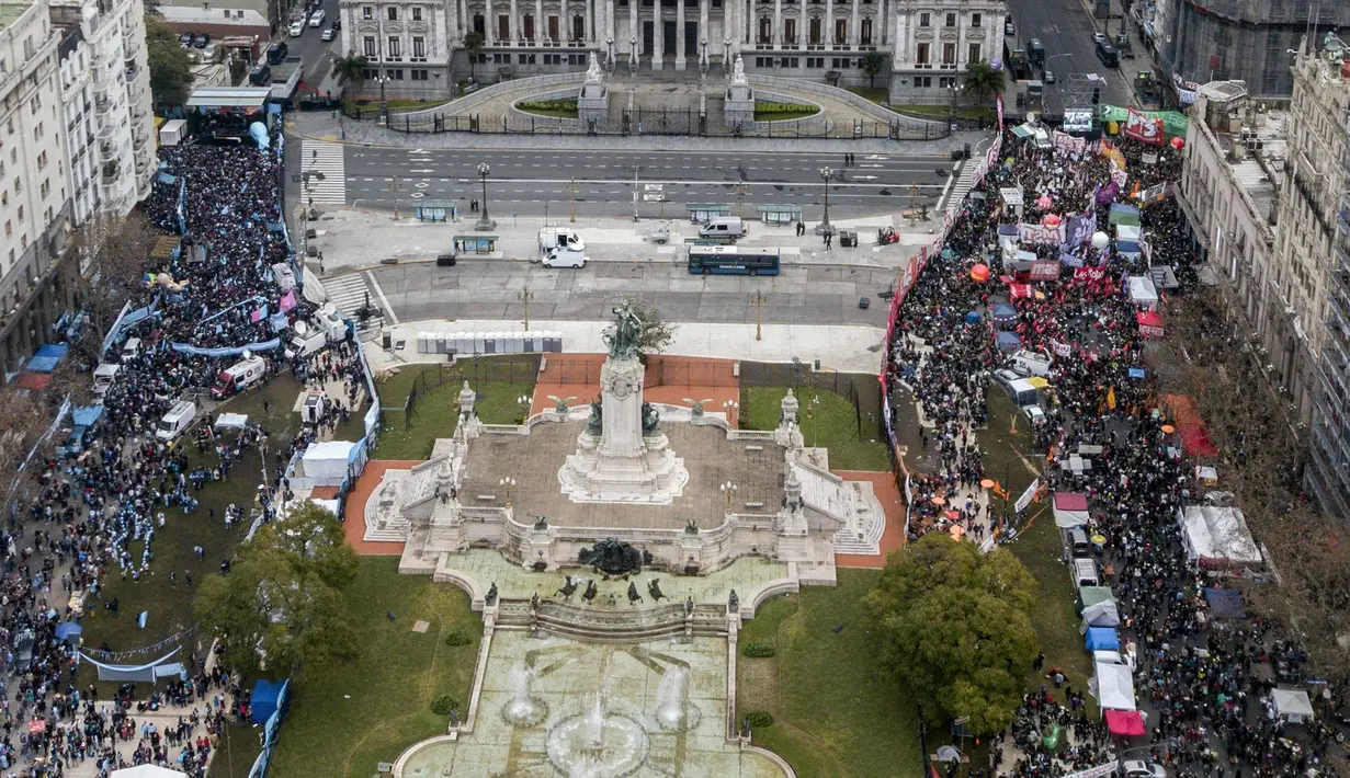 Massa pro RUU legalisasi (kanan) dan menentang aborsi (kiri) berkumpul di Alun-Alun Dos Congresos, Buenos Aires, Argentina, Rabu (8/8). Senat Argentina menggelar pemungutan suara terkait RUU yang akan melegalkan aborsi. (IVAN PISARENKO/AFP)