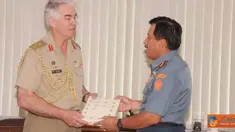 Citizen6, Jakarta: Panglima TNI Laksamana TNI Agus Suhartono, S.E., beserta para staf menerima kunjungan Kasad Australia, Lt General K. J. Gillespie, AO, DSC, CSM., di Mabes TNI, Cilangkap, Jakarta Timur, Senin (28/3). (Pengirim: Badarudin Bakri Badar)