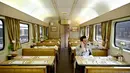 Penggemar Elvis Presley duduk di kereta setelah meninggalkan stasiun Central menuju The Parkes Elvis Festival di Sydney, Kamis (10/1). Festival ini diselenggarakan setiap tahun bertepatan dengan hari lahir Raja Rock and Roll tersebut. (PETER PARKS/AFP)