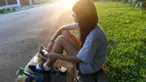 Seakan tanpa ada beban, wanita ini meliuk-liuk menari dengan anggun di atas papan seluncurnya.