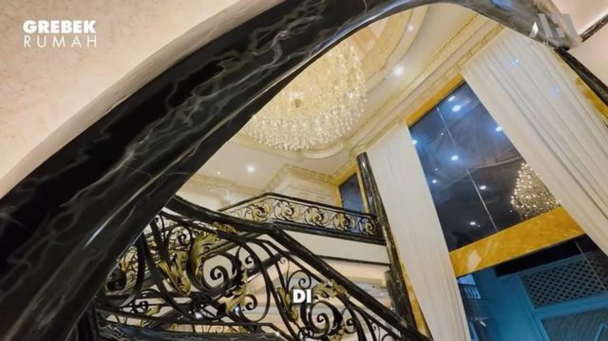 6 Potret Tangga Rumah Gen Halilintar di Jakarta, Mewah Bak Istana Negeri Dongeng