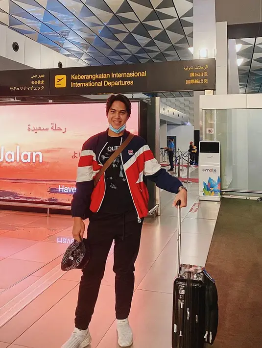 Kabar tersebut diungkap El lewat kanal YouTube Maia ALELDUL TV, Sabtu (24/10/2020). Tengah menjalani masa karantina, El pun menceritakan perbedaannya antara di Indonesia dan London. Diakui El, ia pun merasakan bosan. (Instagram/elelrumi)