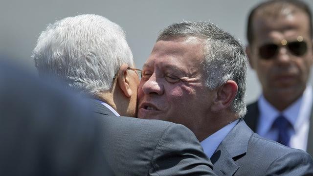 Raja Yordania Abdullah II disambut Pemimpin Palestina Mahmoud Abbas saat keduanya bertemu di Ramallah