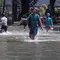 Banjir di sejumlah wilayah disebabkan tingginya intensitas hujan yang mengguyur sejumlah wilayah di Jakarta pada Minggu 6 Juli 2025. (Liputan6.com/Herman Zakharia)