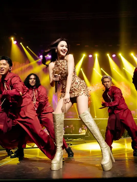 Mahalini Raharja juga terlihat atraktif dengan halterneck mini dress keemasan rancangan Julianto. Dress dengan full embellishment 3D dipadu dengan high boots heels emas [@mahaliniraharja]