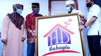 Wali Kota Bengkulu Helmi Hasan bersama Wakil Wali Kota Dedy Wahyudi menyerahkan rumah kepada warga korban kebakaran melalui Program HD Bahagia. (Liputan6.com/Yuliardi Hardjo)