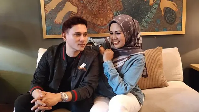 Dikabarkan Dekat, Ini 6 Momen Kebersamaan Elly Sugigi dengan Kiki Kanoe