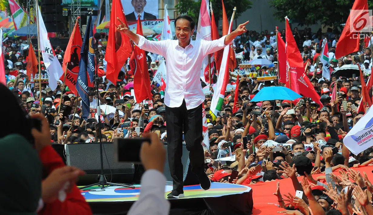 Capres 01 Joko Widodo menyapa pendukungnya saat kampanye terbuka di Banyumas, Jawa Tengah, Kamis (4/4). Dalam kampanye tersebut Jokowi mengajak para pendukung untuk memerangi hoax dan memenangkan pasangan no urut 01 Jokowi-ma'ruf di banyumas.(Liputan6.com/Angga Yuniar)