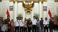 Menlu Retno Marsudi berpose bersama ABK dan keluarga ABK yang disandera oleh kelompok Abu Sayyaf di Gedung Pancasila, Jakarta, Jumat (13/5). Pemerintah melakukan serah terima kepada keluarga. (Liputan6.com/Johan Tallo)