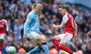 Pemain Manchester City, Erling Haaland, berebut bola dengan pemain Arsenal, Martin Odegaard, dalam pertandingan Liga Inggris di Etihad, Inggris, Minggu (19/4/2026) malam WIB. (AP Photo/Dave Thompson)