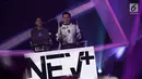 Aksi panggung personel NEV+ saat berkolaborasi dengan Sheryl Sheinafia dan Rizky Febian dalam acara SCTV Music Award 2018 di Studio 6 Emtek, Jakarta, Jumat (27/4). (Liputan6.com/Faizal Fanani)