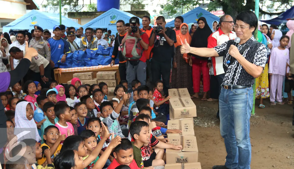 Kak Seto mengisi kegiatan "Trauma Healing" di Pidie Jaya, Aceh, Jumat (9/12). Kegiatan tersebut untuk memulihkan rasa trauma anak-anak korban gempa bumi di Pidie Jaya. (Liputan6.com/Angga Yuniar)