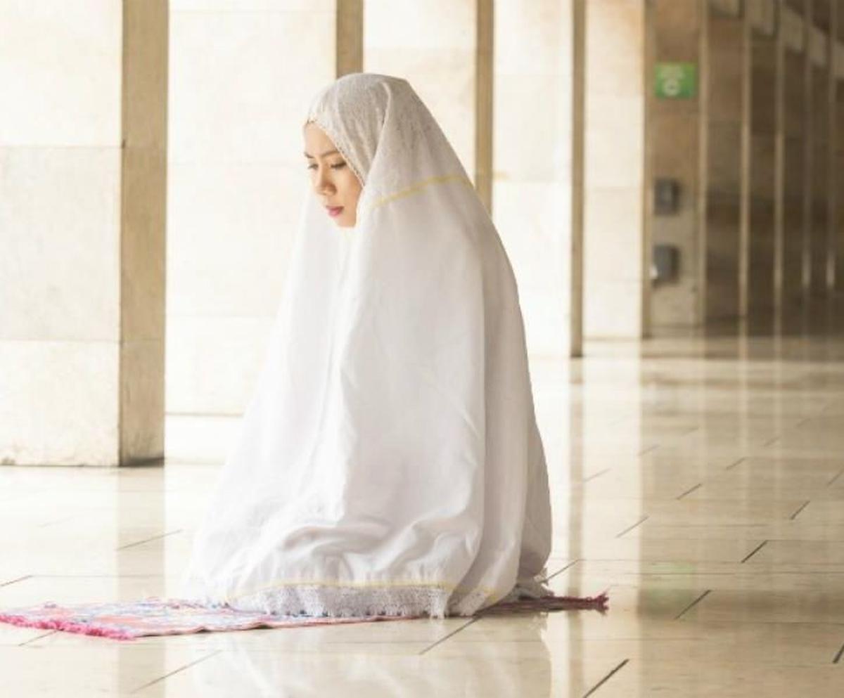 Cuma Ada di Indonesia Jemaah Tarawih Pakai Mukena Seragam Mirip Macan Tutul, Netizen: 'Malaikat Auto Kaget'