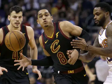 Pebasket Cleveland Cavaliers, Jordan Clarkson, berusaha melewati pebasket Phoenix Suns, Troy Daniels, pada laga NBA di Talking Stick Resort Arena, Rabu (14/3/2018). Cleveland Cavaliers menang 129-107 atas Phoenix Suns. (AP/Rick Scuteri)