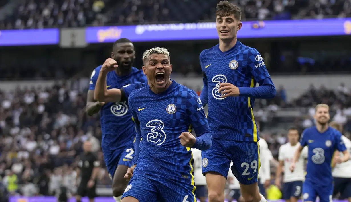 Thiago Silva. Usai memerkuat AC Milan dan PSG, bek asal Brasil berusia 37 tahun ini memutuskan bergabung dengan Chelsea musim lalu. Gelar Liga Champions sukses dipersembahkannya untuk The Blues. Dikontrak dua musim saja oleh Chelsea, besar kemungkinan ia akan pensiun tahun depan. (AP/Matt Dunham)