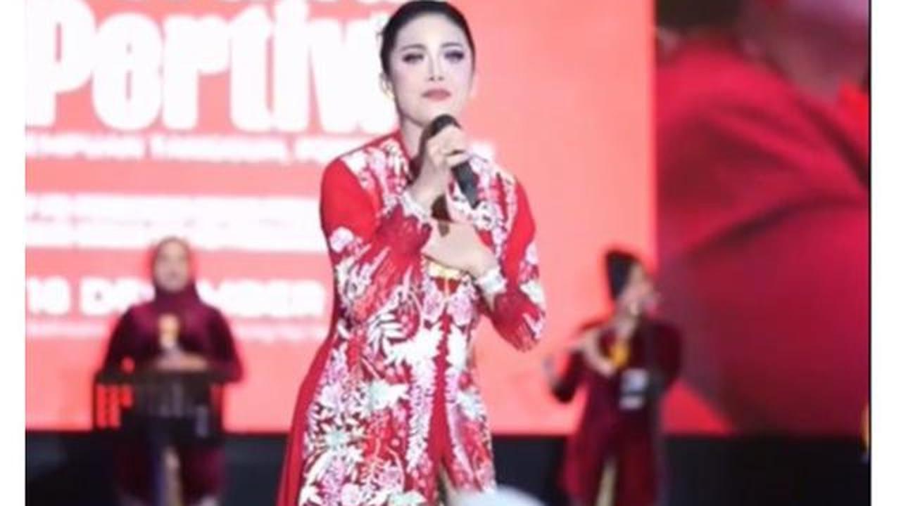 6 Potret Krisdayanti di Acara Hari Ibu Bersama Megawati, Anggun Berkebaya Panjang