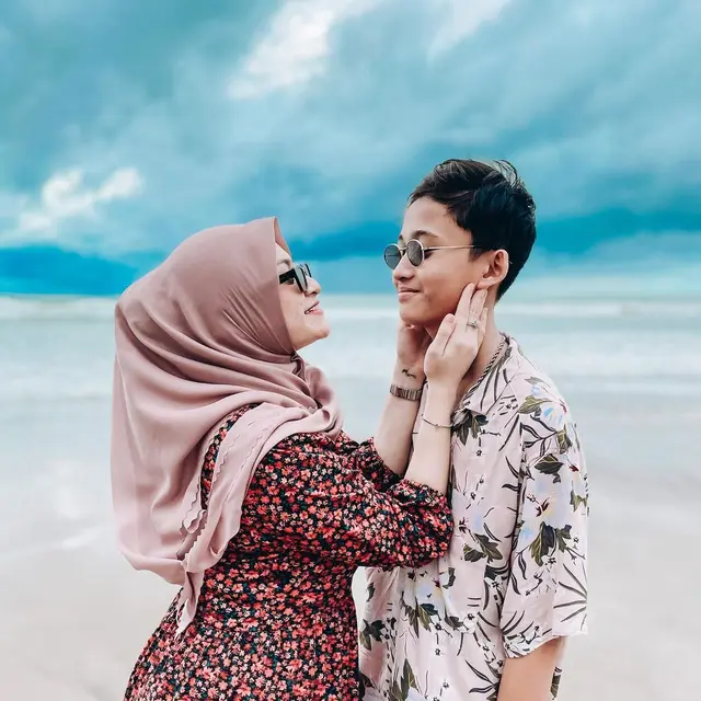 Nathalie Holscher dan Rizwan Fadilah anak Sule. (Instagram @nathalieholscher)