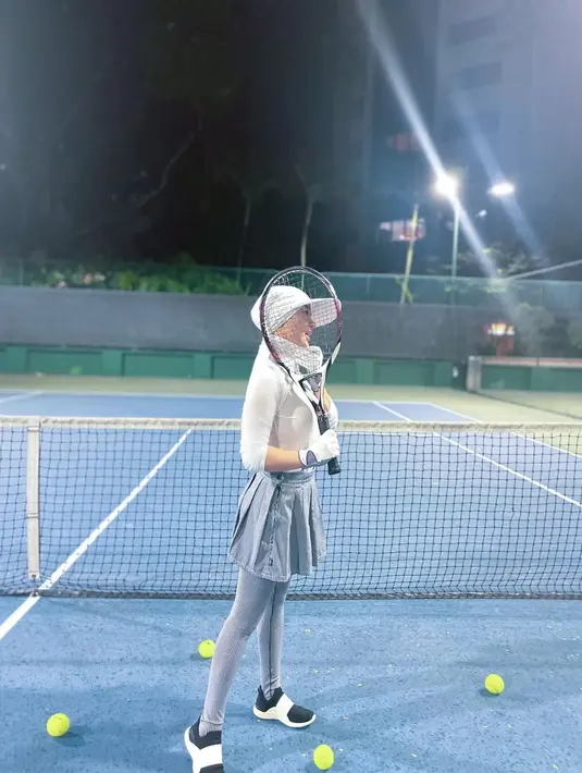<p>Pada outfit ini ia mengenakan rok tenis yang dilengkapi dengan legging. Paduan 2 tone warna pada busana olahraga yang dikenakan membuatnya terlihat stylish. [Instagram/princessyahrini] Penulis: Mufiidaanaiilaa Alifah S.</p>