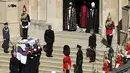 Peti mati Pangeran Philip dari Inggris saat tiba di St. George's Chapel saat prosesi pemakaman di dalam Kastil Windsor di Windsor, Inggris, Sabtu (17/4/2021). Pangeran Philip meninggal 9 April pada usia 99 tahun setelah 73 tahun menikah dengan Ratu Inggris Elizabeth II. (Justin Tallis/Pool via AP)