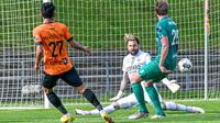 Pemain KMSK Deinze, Marselino Ferdinan (kiri) mencetak gol ketiga timnya saat laga lanjutan Divisi 2 Belgia 2022/2023 melawan Virton di Stadion Burgemeester Van De Wiele, Sabtu (22/04/2023) malam WIB. Melalui gol perdana Marselino, KMSK Deinze berhasil menang dengan skor 3-1. (Twitter/@KMSKDeinze)