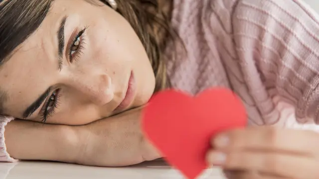 4 Tanda Pisces Sedang Jatuh Cinta Tapi Tidak Mau Mengakuinya