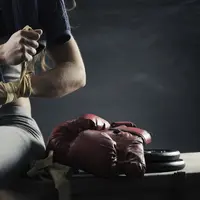 Kamu bisa belajar kickboxing untuk mendapatkan tubuh langsing.| via: squarespace.com