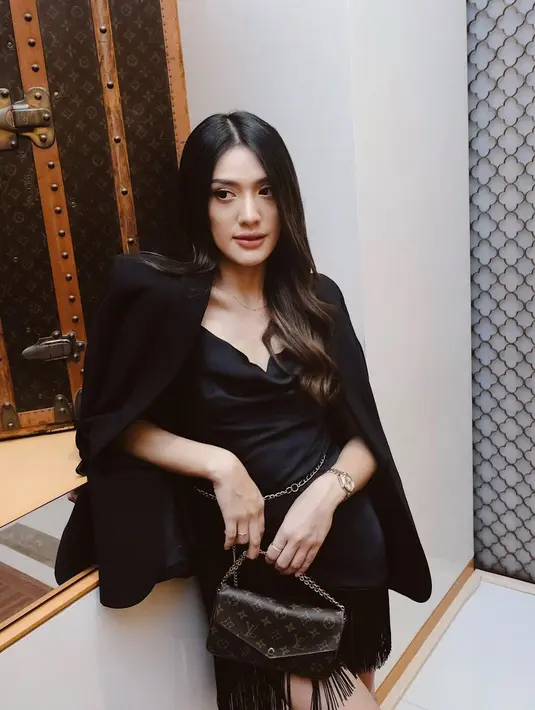 Inspirasi tampilan elegan untuk ke pesta ala Anissa Aziza dengan padu padan drapery dress dan blazer serba hitam. Ia melengkapi gayanya dengan chain belt. [@anissaaziza]