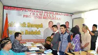 Para saksi sidang sengketa calon gubernur independen diambil sumpah oleh Bawaslu Provinsi Bengkulu. (Liputan6.com/Yuliardi Hardjo Putra)