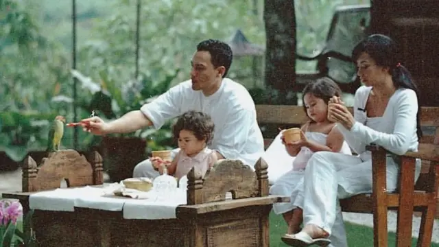 6 Potret Lawas Keluarga Kecil Reza Artamevia dan Mendiang Adjie Massaid