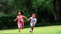 Beruntunglah anak-anak yang bisa belajar di ruang terbuka hijau seperti taman atau hutan.