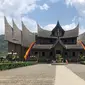 Ilustrasi rumah adat Minangkabau, rumah gadang. (Photo by Erlia Abdul Hak on Unsplash)