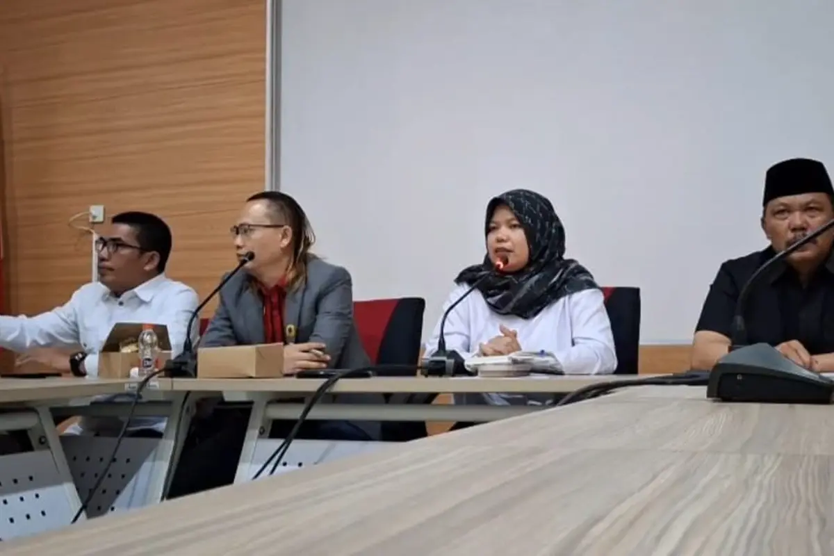Ketua DPRD Kabupaten Lebak Juwita Wulandari. (Kedua dari kanan)