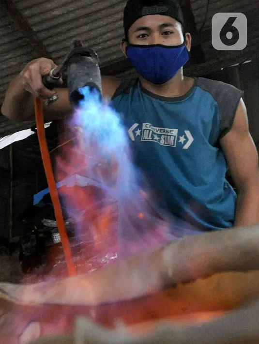 Aktivitas pekerja memproduksi kerupuk kulit di Pabrik Krupuk Kulit Bambang, Depok, Rabu (17/2/2021). Pemilik usaha menurunkan jumlah produksi kerupuk kulit mentah siap goreng dari 1 ton menjadi 500 kg per hari akibat pandemi COVID-19 dengan harga jual Rp90 ribu per kilogram (merdeka.com/Arie Basuki)