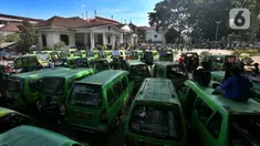 Ratusan sopir angkot melakukan unjuk rasa di pelataran Plaza Balai Kota Bogor, Jl Ir H Juanda, Senin (17/4/2023). Aksi pengemudi angkot se-Kota Bogor ini menuntut di antaranya mengenai operasional BisKita yang masih belum memberlakukan tarif. (merdeka.com/Arie Basuki)