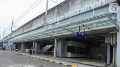 Sejumlah petugas terlihat di depan area Stasiun Matraman, Jakarta, Senin (13/6/2022). PT KAI Commuter akan kembali mengoperasikan Stasiun Matraman yang berada di antara lintas Stasiun Manggarai dan Stasiun Jatinegara. (Liputan6.com/Herman Zakharia)