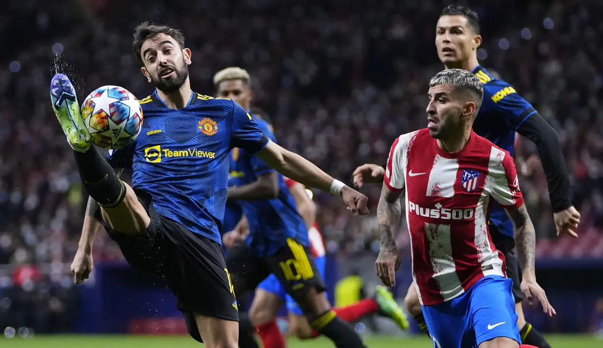 Setelah gol tersebut, Man United berupaya bermain lebih ofensif. Meski berhasil mendominasi dengan persentase penguasaan bola mencapai 63 persen, Bruno Fernandez dan kolega gagal mengembangkan permainan hingga babak pertama usai. (AP/Manu Fernandez)
