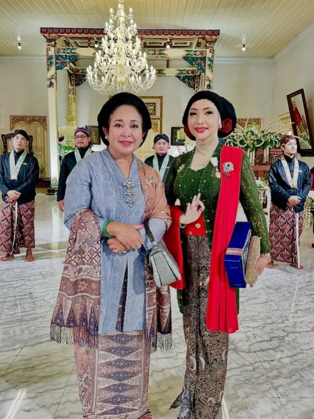 Model Kebaya dan Hijab Sanggul Roro Fitria