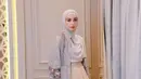 Shireen Sungkar tampil menawan mengenakan tunik berwarna abu-abu dengan detail pola yang menarik di bagian bawah-nya. Tunik tersebut dipadukan dengan rok tulle warna cream. Sebuah perpaduan warna yang lembut dan memesona. [@shireensungkar].