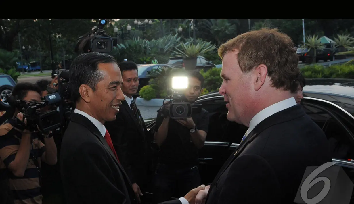 Gubernur DKI Jakarta sekaligus presiden terpilih Joko Widodo mendapat kunjungan dari Menlu Canada John Baird, Jakarta Pusat, Senin (4/8/2014) (Liputan6.com/Herman Zakharia)