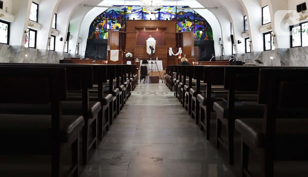 Suasana ibadah Misa Kenaikan Yesus Kristus di Gereja Protestan Indonesia Bagian Barat (GPIB) Effatha, Jakarta, Kamis, (21/5/2020). Di tengah wabah Covid-19, ibadah Misa Kenaikan Yesus di gereja tersebut ditiadakan dan diganti dengan menggunakan layanan "Streaming". (Liputan6.com/Johan Tallo)