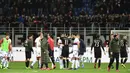 Pemain AC Milan dan Genoa berjabat tangan usai pertandingan berakhir. Kemenangan atas Genoa membuat AC Milan terus menjaga asa meraih tiket ke kompetisi Eropa musim depan. (AFP/Miguel Medina)