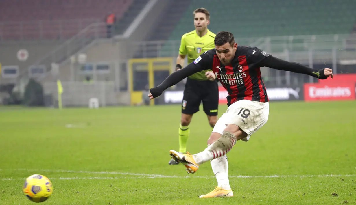 Pemain AC Milan Ante Rebic mencetak gol ke gawang Parma pada pertandingan Serie A di Stadion San Siro, Milan, Italia, Minggu (13/12/2020). AC Milan masih puncaki klasemen usai bermain imbang 2-2 lawan Parma. (AP Photo/Luca Bruno)