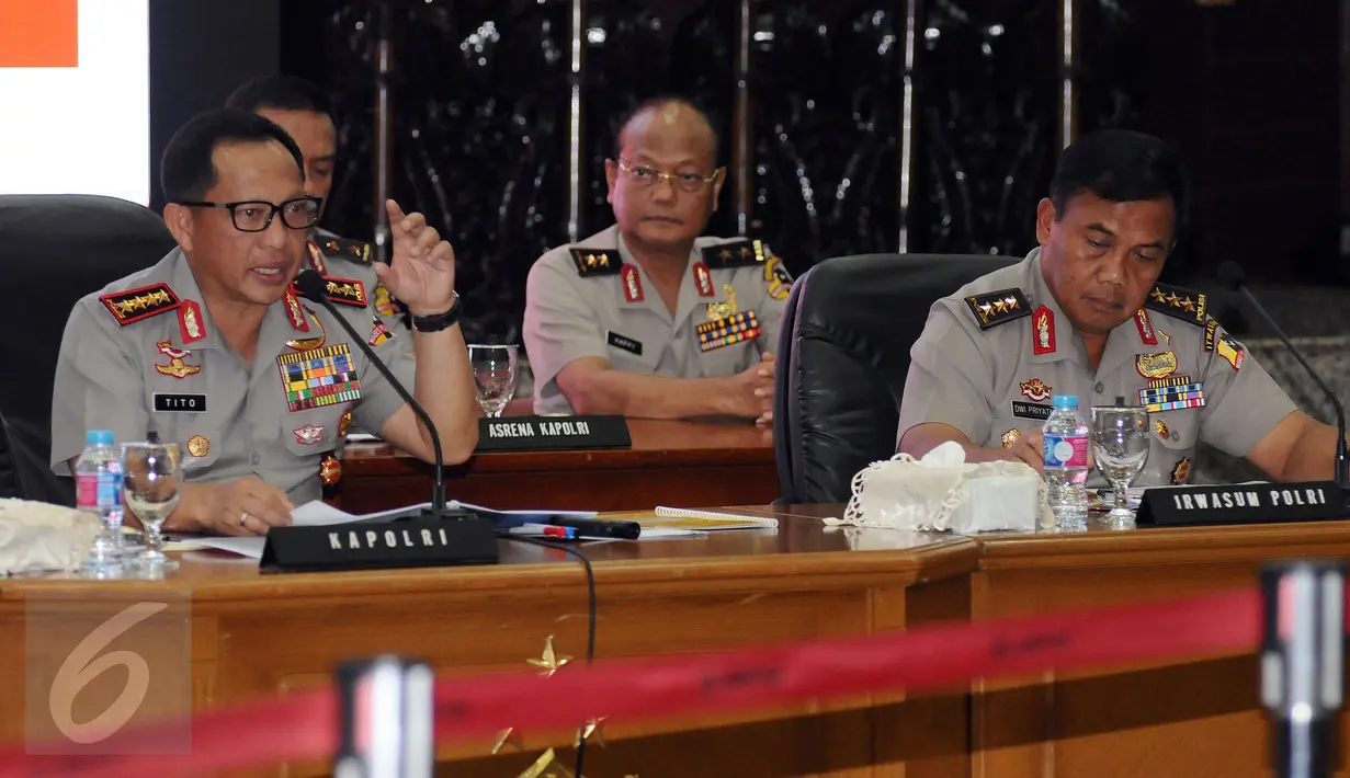 Kapolri Jenderal Pol Tito Karnavian (kiri) memberikan keterangan akhir tahun 2016 di Mabes Polri, Jakarta, Rabu (28/12). Kapolri memaparkan sejumlah capaian program dan kinerja serta anggaran selama tahun 2016. (Liputan6.com/Helmi Fithriansyah)