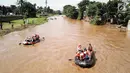 Menteri BUMN Rini M Soemarno membersihkan sampah Sungai Ciliwung dengan naik perahu karet pada acara Bersih-Bersih Sungai Ciliwung, Jakarta, Minggu (08/4). Kegiatan ini disertai dengan memberikan 5 perahu dari PT. Askrindo. (Liputan6.com/Fery Pradolo)
